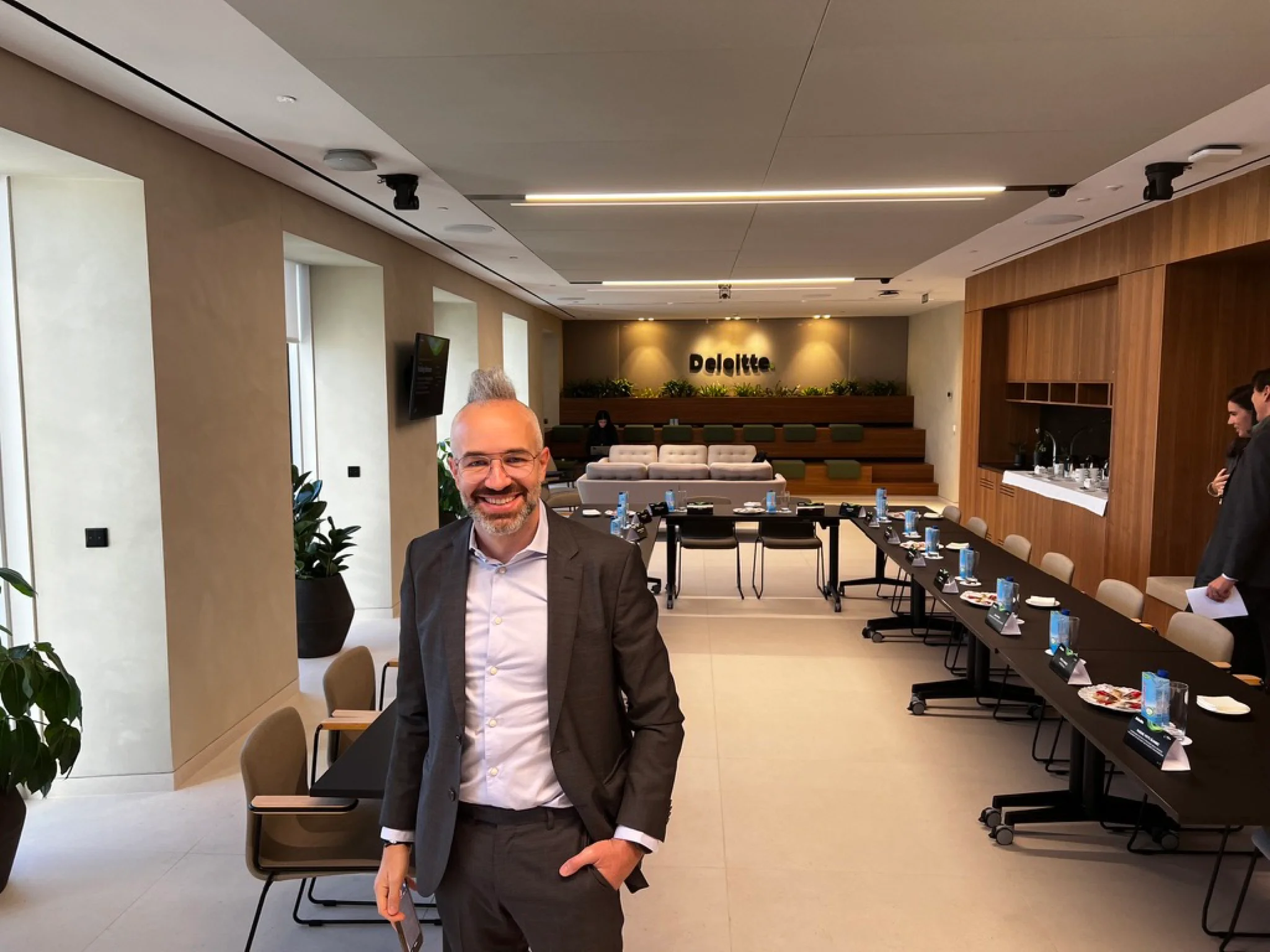 Adam Pantanowitz delivering Hacking Humans at Deloitte, Madrid