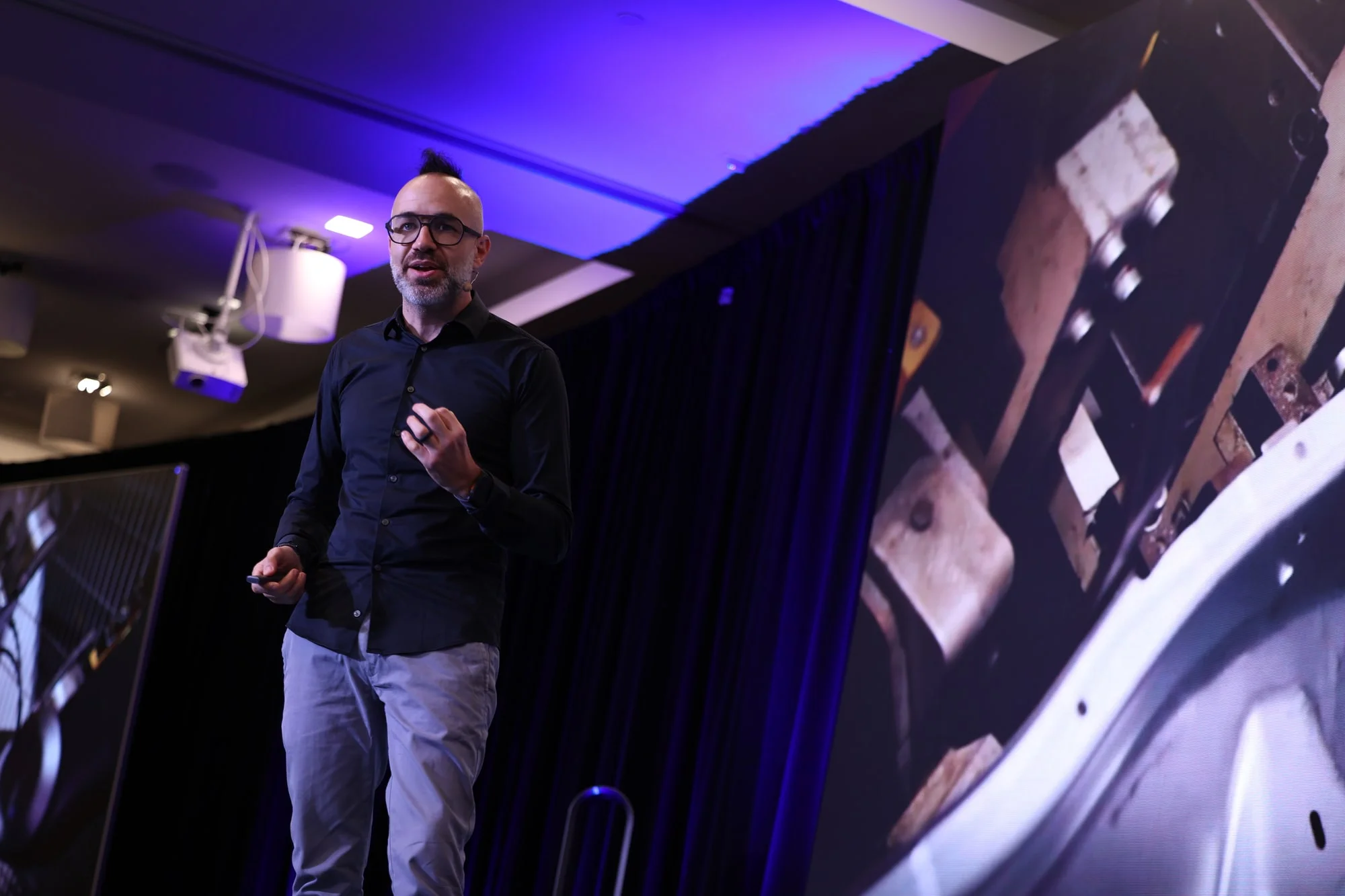 Adam Pantanowitz presenting ROBOTICS(HUMANITY) at the SingularityU Executive Program