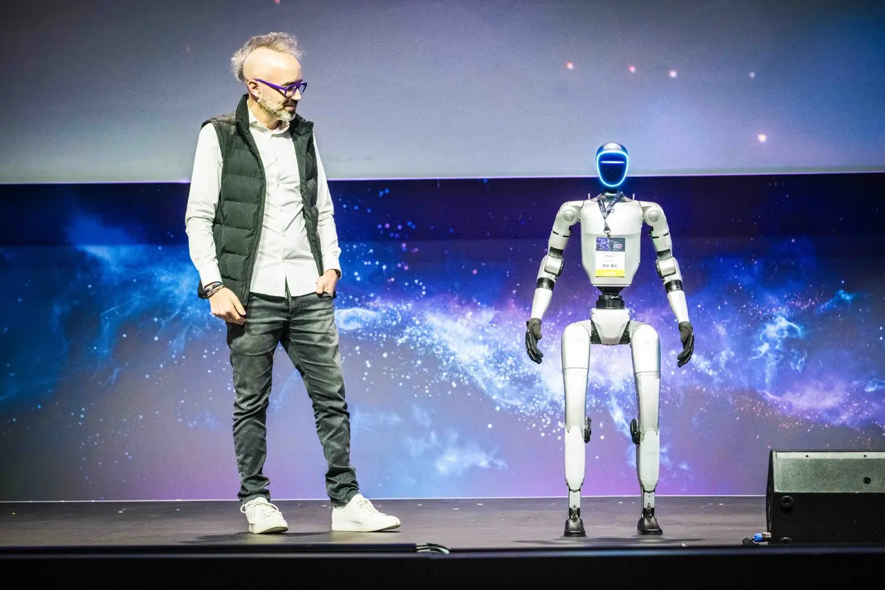 Adam Pantanowitz presenting a live robotics demo at the Singularity University South Africa Summit