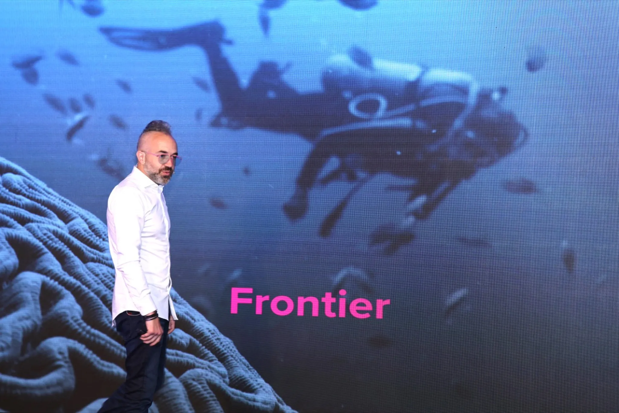 Adam Pantanowitz presenting Hacking Humans at Singularity University, India